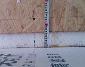 背景木質基層下口離地5cm